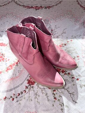 Very Volatile by Los Angeles Pink Leather Ankle Coastal Cowgirl Dreamers Boots 💝